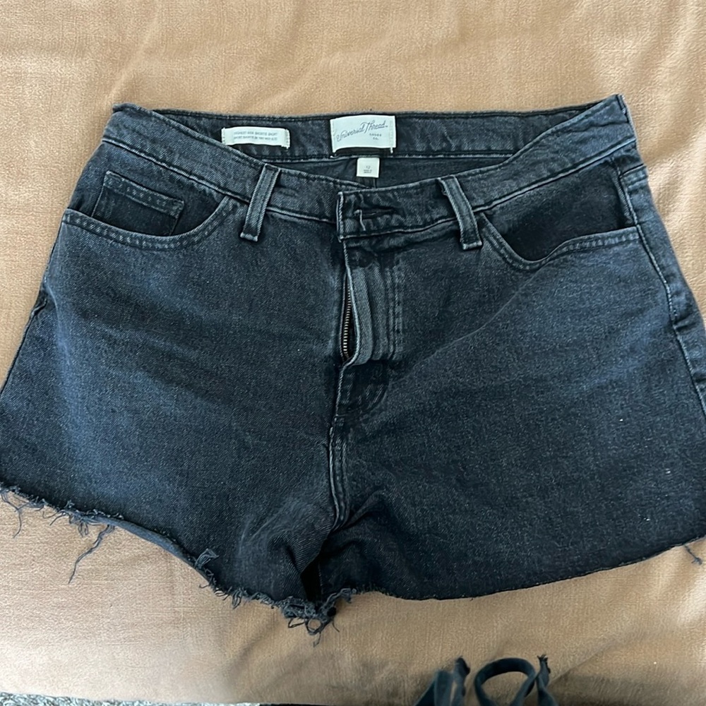 BLACK SHORTS SIZE 12
